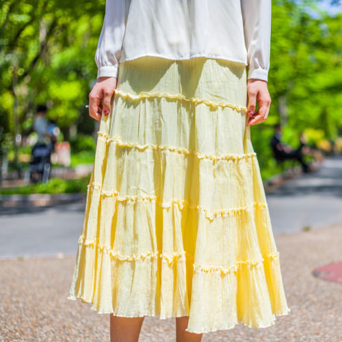 スカート 古着コーデ トレンドカラーを使った春夏の爽やかコーデ アップ写真